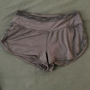 Lululemon Speed Up Short Low-Rise Lined-Camo and military green color Size 2